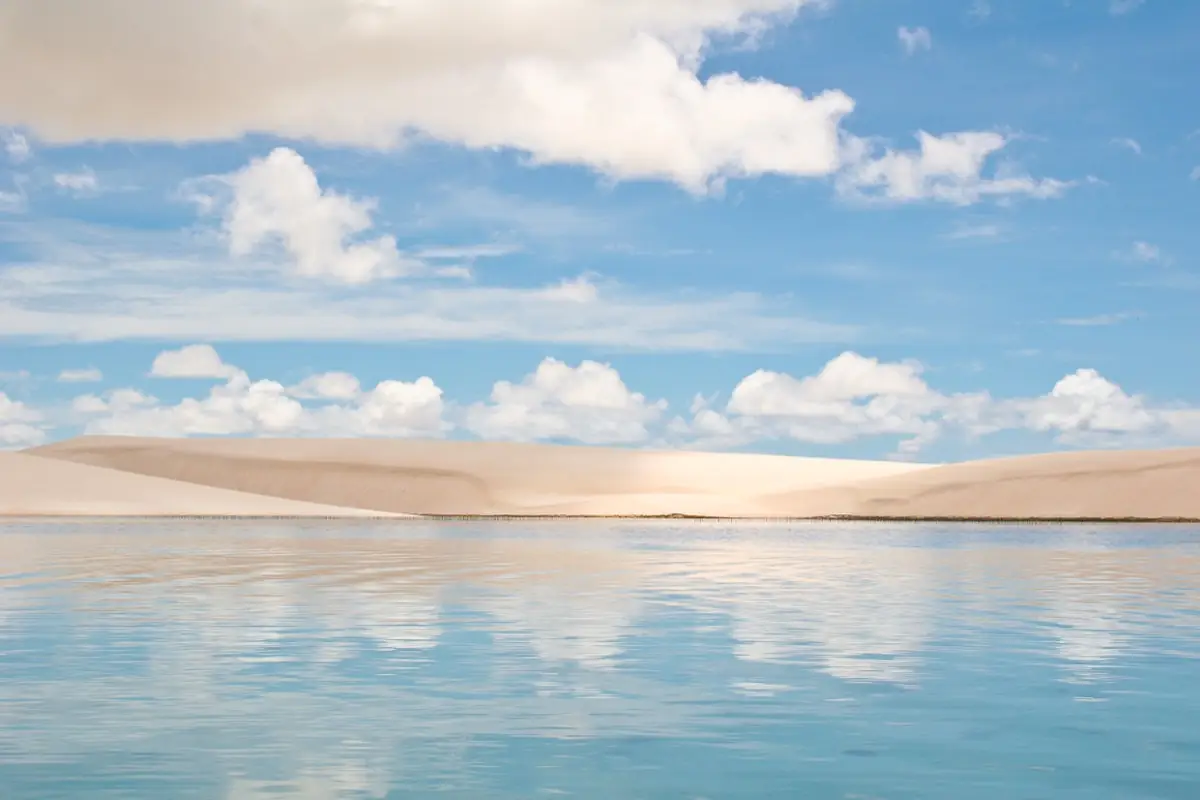 Lagoa extensa entre dunas no caminho para Atins