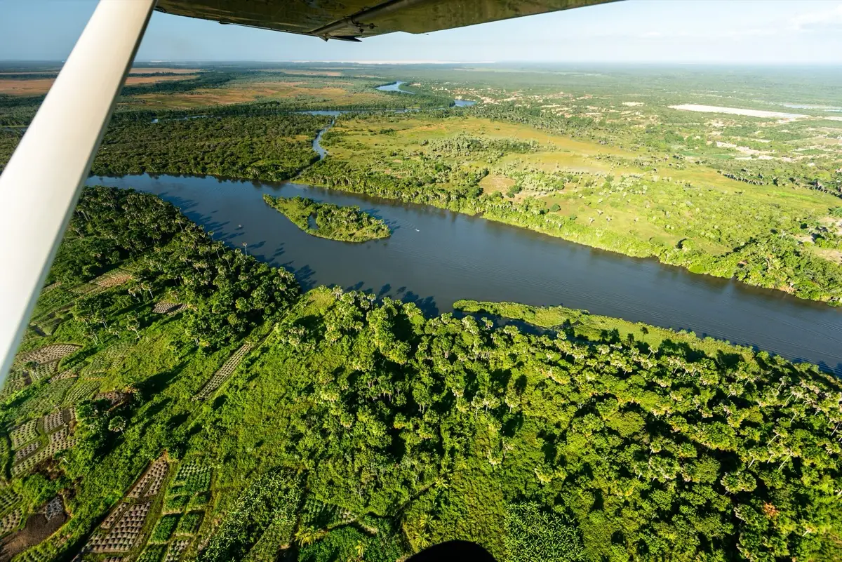 Vista da janela do avião sobre os rios e a vegetação do Maranhão