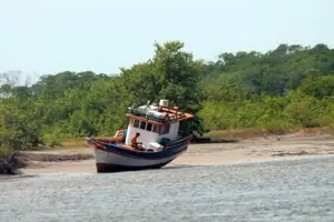 Barco de pesca ancorado na margem do Rio Preguiças